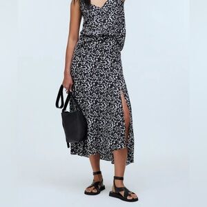Madewell Side-Slit Midi Skirt in Floral Crepe Size 00 Black White